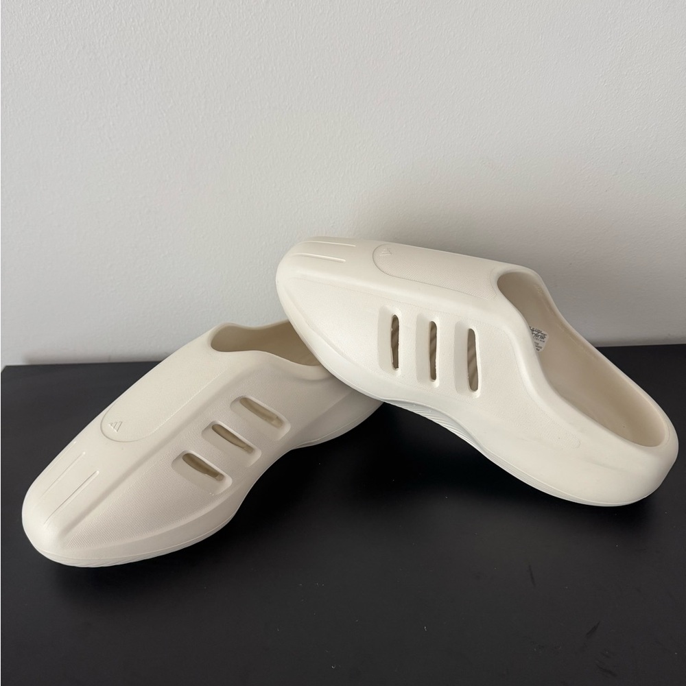 ADIDAS ADIFOM IIINFINITY MULES SANDALS. BRAND NEW W/NO BOX.